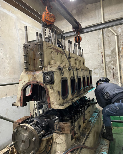 発電機のエンジン部分の解体